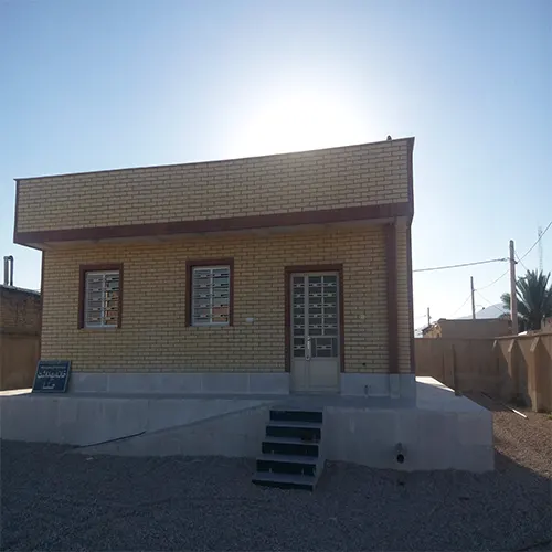 نمایی از یک ساختمان بنایی کلافدار استاندارد در حال اجرا